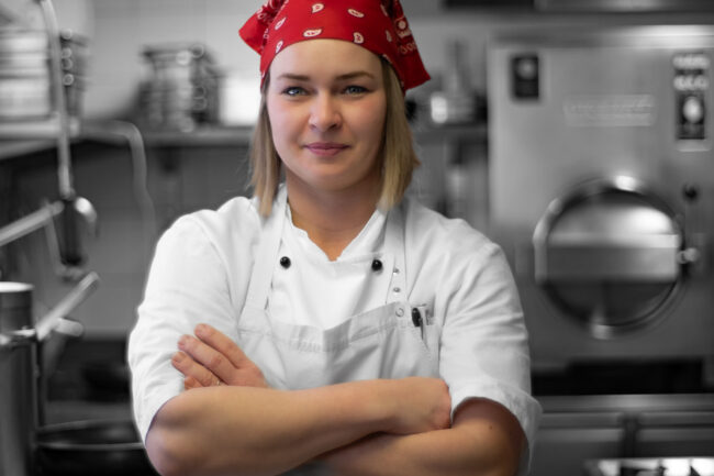 Fotografie-01.jpg Website für Restaurant erstellen – Köchin mit verschränkten Armen schaut selbstbewusst in die Kamera