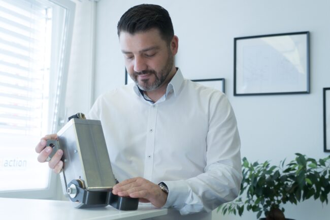 KI-und-Echtheit-im Marketing-1 Ingenieur überprüft sein Produkt – KI und Echtheit im Marketing