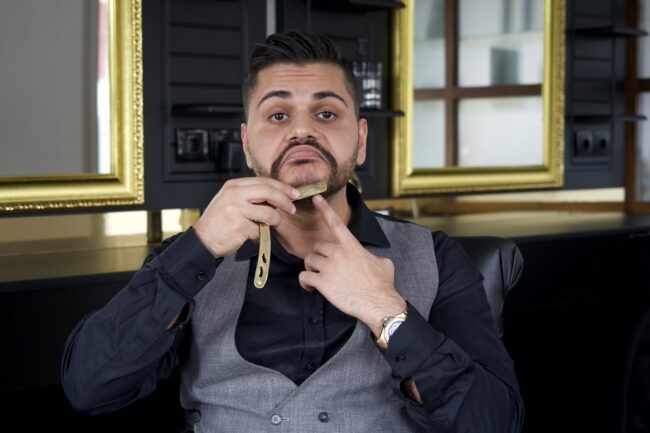 Portfolio-Webcontent-Fotografie-00009 Website für Coiffeur erstellen – Coiffeur und Coiffeurin posieren stolz und zeigen ihr handwerkliches Können